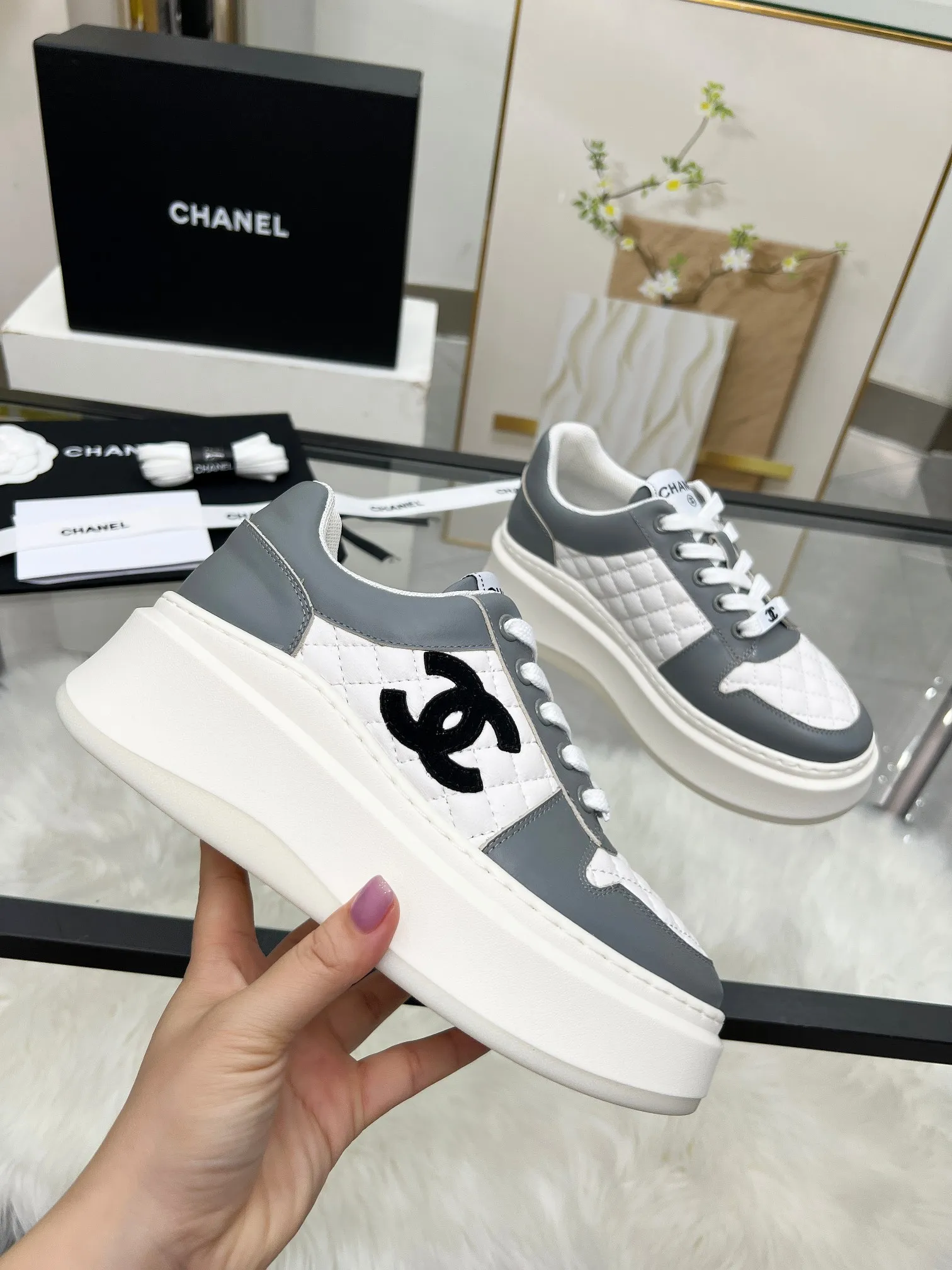 👟👟Ex-factory price 480👟👟 CHANEL 25C spring and summer new sports shoes official website is available at the same time ❤️ Counter out-of-stock kings. Major bloggers are recommending new styles on social days. This season’s new styles are simply eye-catching and look great on the feet. The casual casual sports style is refreshing and natural, interpreting Chanel’s fashionable femininity. The overall customization makes all sports models on the market at that time obsolete. This series is now available for sale! The upper is made of custom imported pebbled calf leather ➕ custom frosted calf leather. The lining is made of original one-to-one professionally customized mesh. Hardware accessories. Original full set of molds (not common in the market). Original custom molded TPU combination outsole. Height 4 cm. Women's size 35-39.